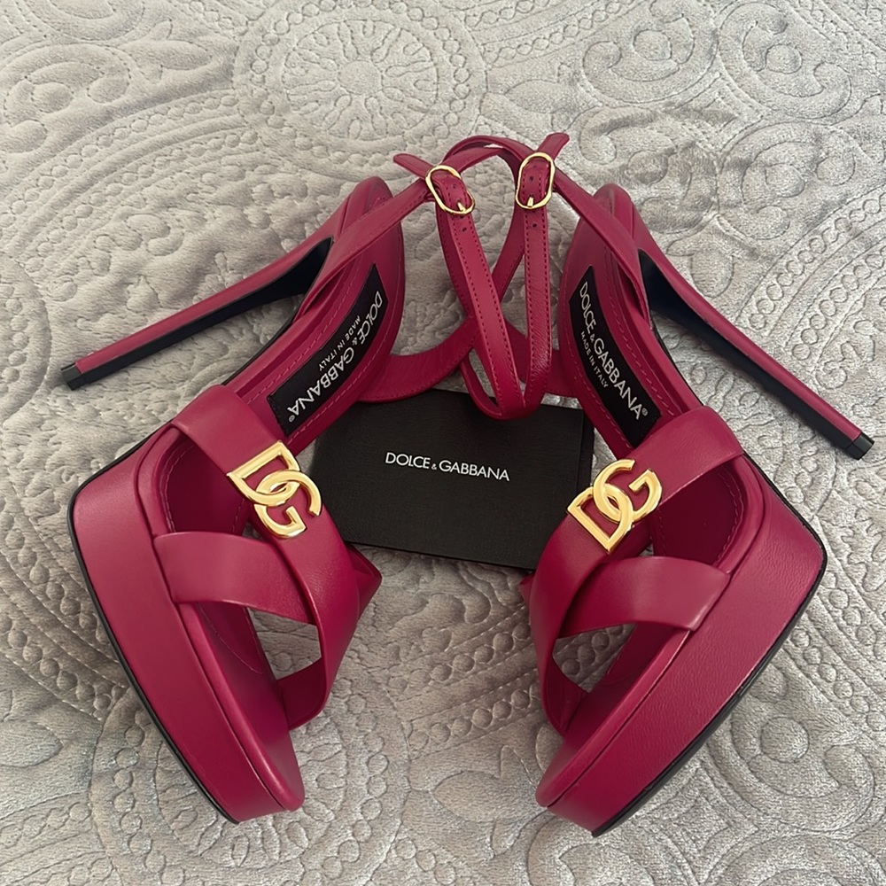 DOLCE&GABBANA
DG leather platform sandals